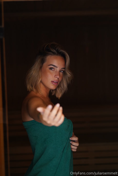 Julia Roemmelt model art img