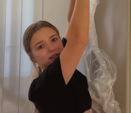 Julia Beautx nude actress pics