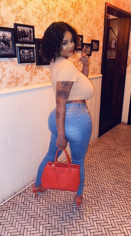 Lavish Styles model nudes picture