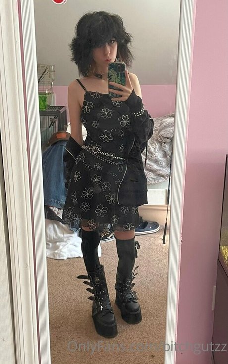 bitchgutzz naked actress pictures