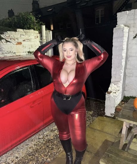 Hollie H pornstar pretty photos