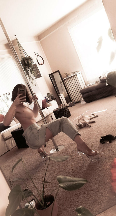 pinkmynk best model pic