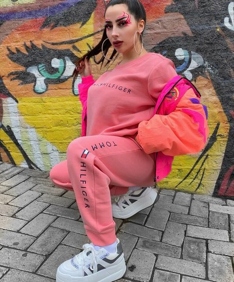 Vai Monroe art star photo