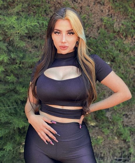 Vai Monroe model sexy photos