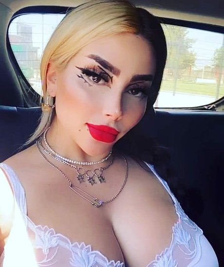 Vai Monroe nude star picture