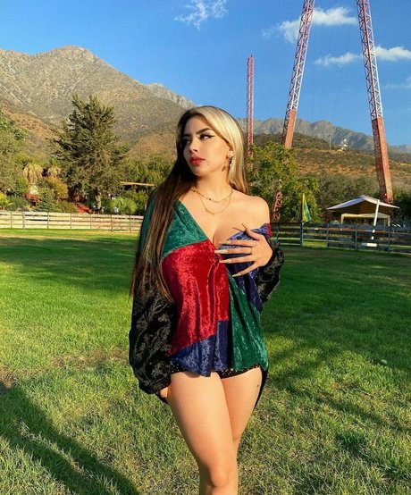 Vai Monroe model sexy images