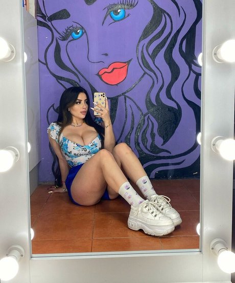 Vai Monroe pretty model images