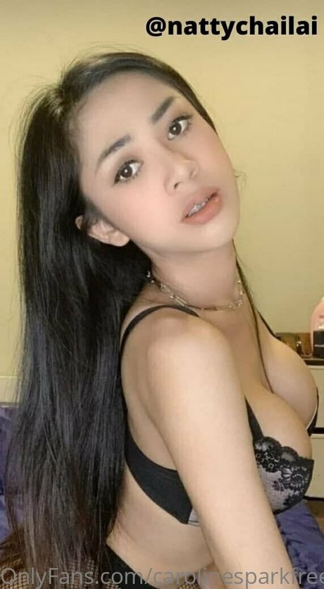 carolinesparkfree pretty model img