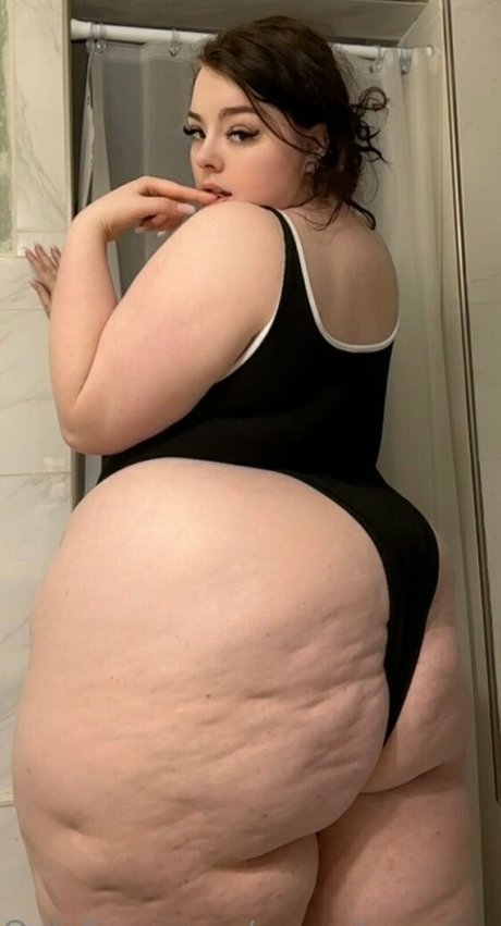 peacchyqueenn model hot pics