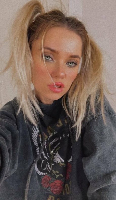 lionawild erotic pornstar img