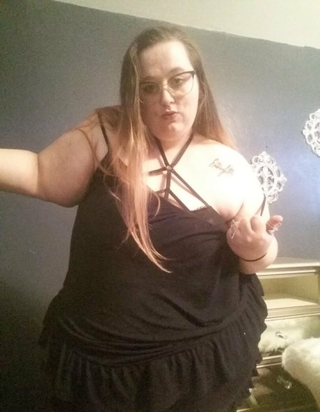 leahloolabelle erotic actress photo