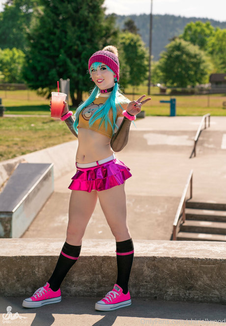 shiriallwood beautiful model image