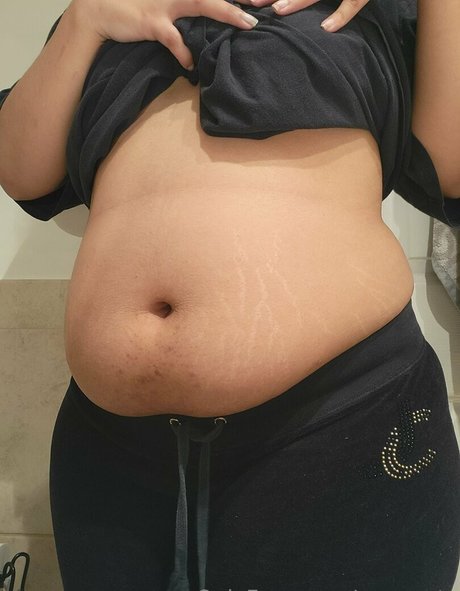 eveeeats model naked img