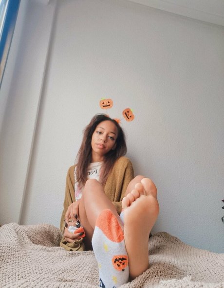 feetofmelanie beautiful model img