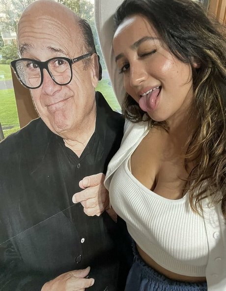 Nikki Geeks model pornographic picture