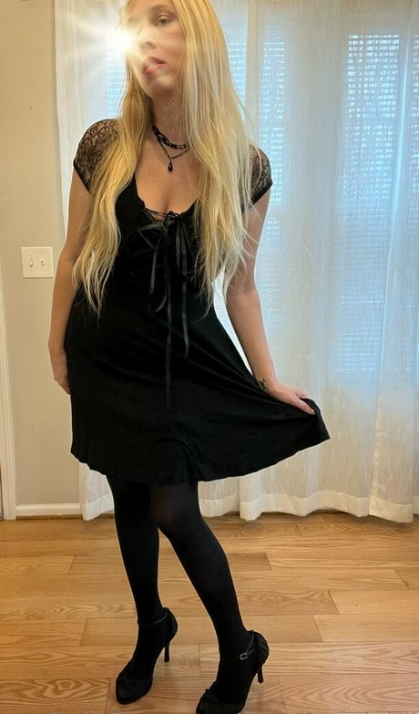 fayelinaplays porn model gallery