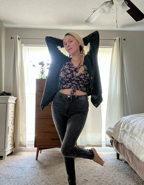 fayelinaplays pornstar beautiful image