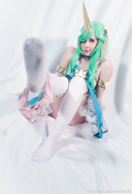 emswaifu model erotic pics