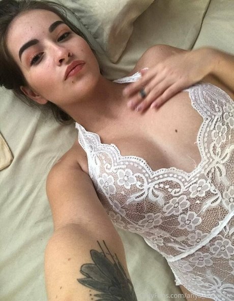 anyabrunette pornographic model img