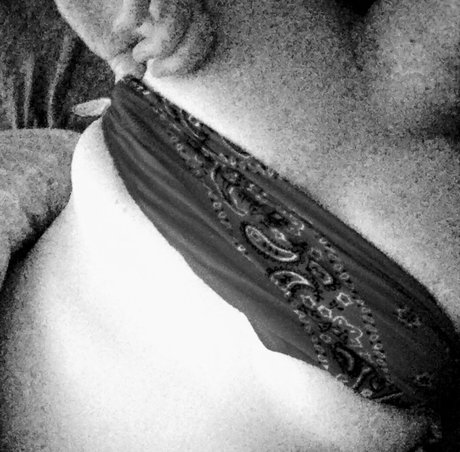 gamingth0ttyfree sexy model image