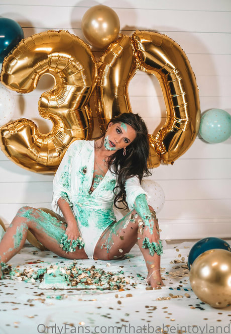 thatbabeintoyland star erotic archive