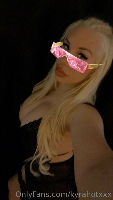 Kyra Hot model art pictures