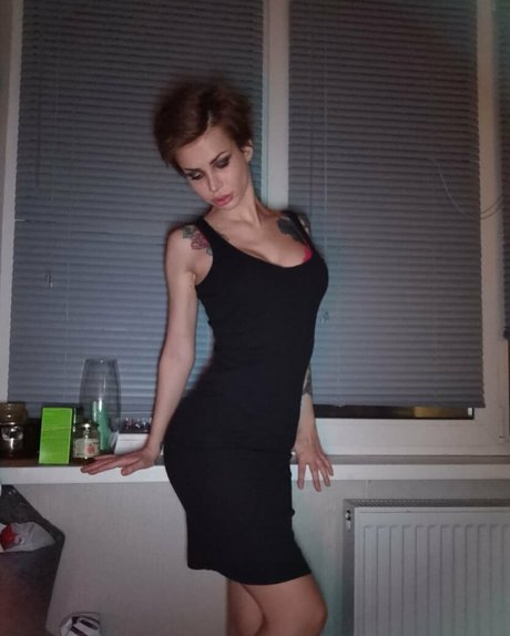 elenahug best model image