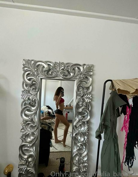 julia banana model high quality pictures