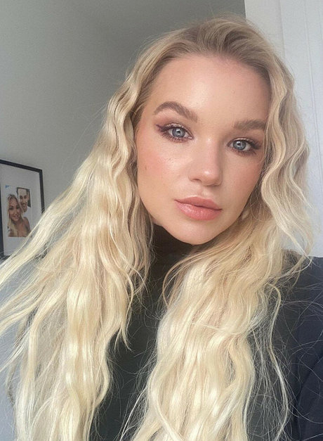 Abbie Quinnen model naked image