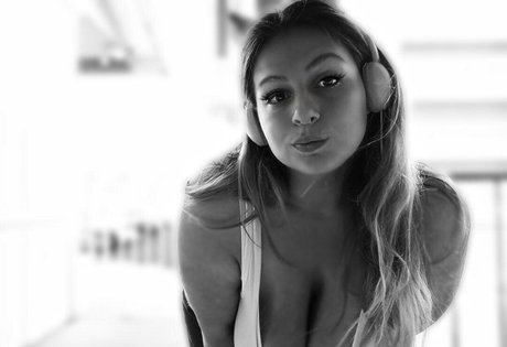 female popular onlyfans pretty pictures