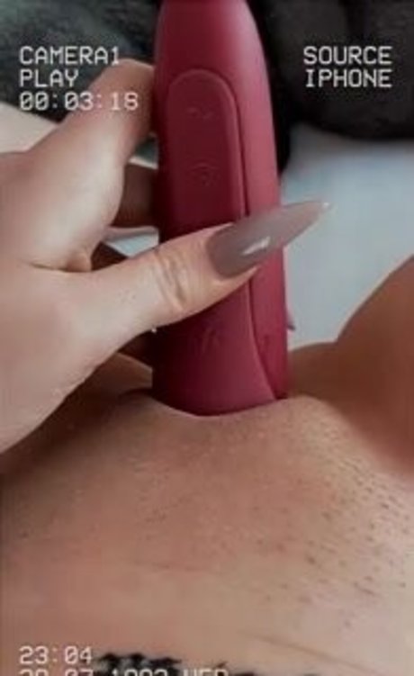 sasii me naked model picture