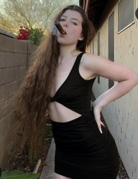 Elizabeth Finis model nude pics