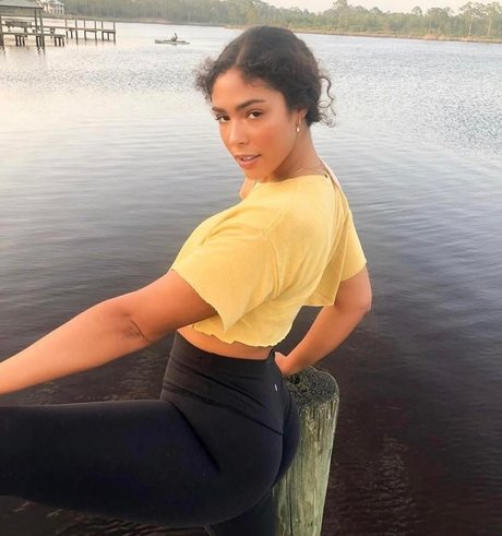 Holland Hoelland beautiful actress photos