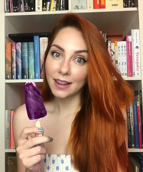 Ezgi Zorba model top image