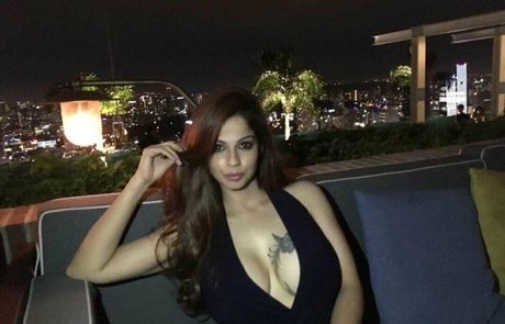 Zareen Zoya Khan model hd picture