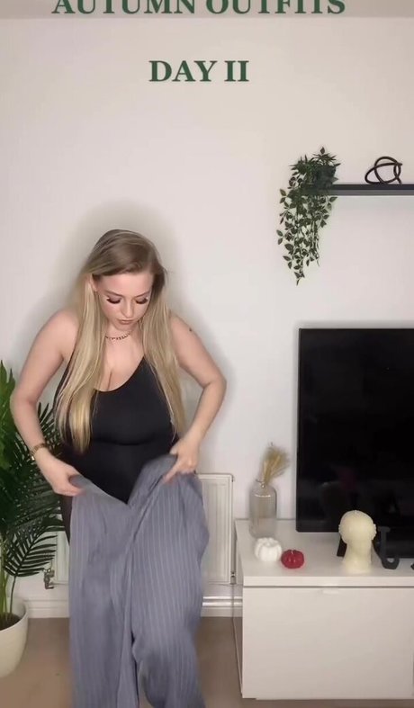 Amber R Brightman model top photo