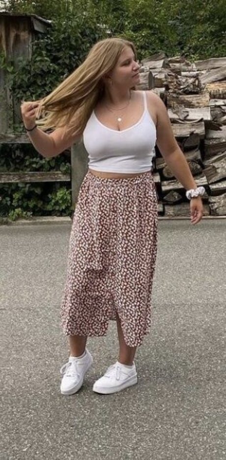 stepsister onlyfans erotic image