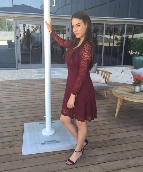 Sara Avni star exclusive pic