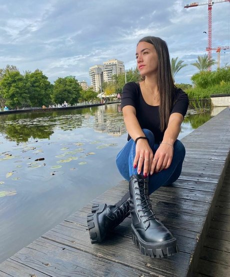 Sara Avni sexy model image