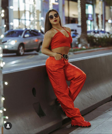 Enola Bedard model top img