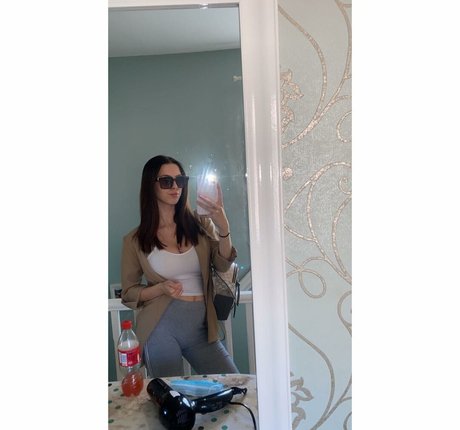 Chelsea Rowlinson hot actress img