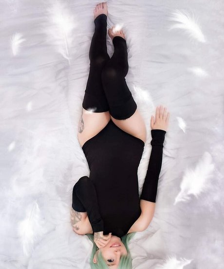 Yuumiko naked model pic