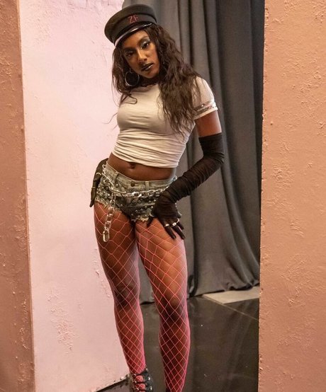 Ziwef nudes model pic