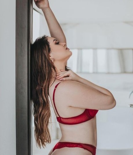 Fabricia Freitas exclusive star pictures