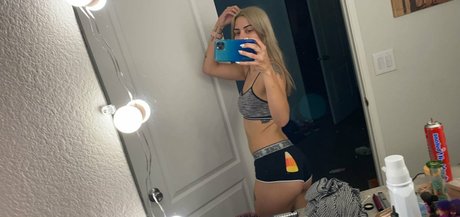 cort4shortt model nude image