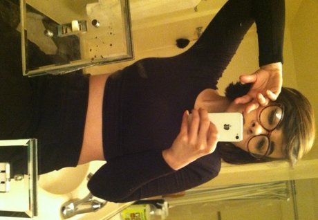 Marsupialmami erotic model pic