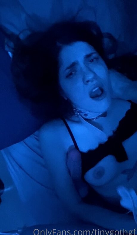 TInyGothGF model nude picture