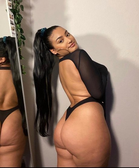 Curlygardens model nudes pic