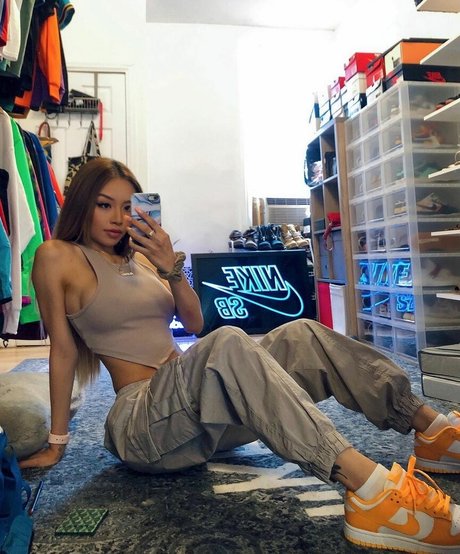 Sinsandra pornographic model picture