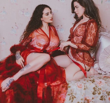 Nicole Vaunt adult model image